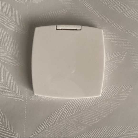 NEW CHANEL White Compact Mirror - Picture 6 of 9